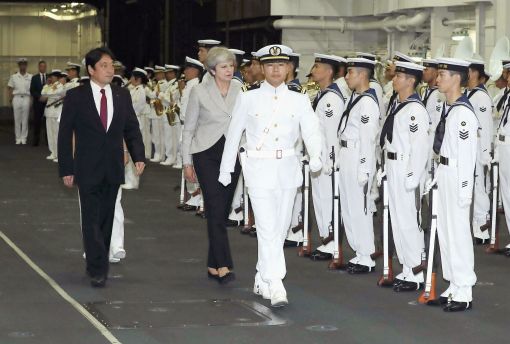 [이미지출처=AP연합뉴스]테레사 메이 영국 총리가 지난 8월 일본 해상자위대 호위함 '이즈모'를 시찰하고 있다