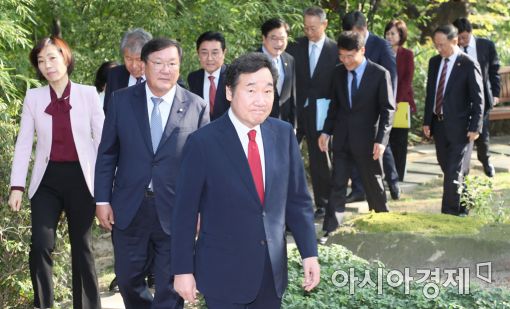 [포토]총리공관 향하는 이낙연·김태년