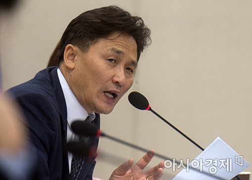 [포토]질의하는 김영진 의원