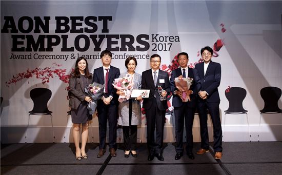김홍진 동화기업 대표(왼쪽 네 번째)이 '2017 한국 최고의 직장' 시상식에 참석해 본상을 수상하면서 임직원들과 기념촬영을 하고 있다.