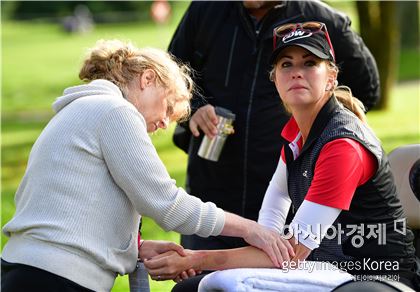 폴라 크리머가 에비앙챔피언십 1라운드 도중 손목 치료를 받고 있다. 에비앙(프랑스)=Getty images/멀티비츠