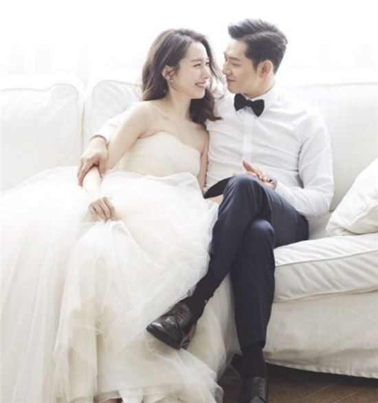 장진영 결혼 10년 열애 배우 강해인..'축가는 레드벨벳'