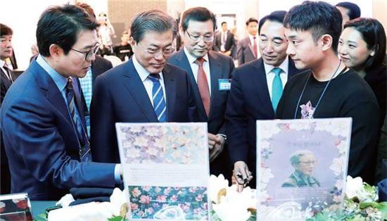 정원오 성동구청장(왼쪽)이 지난 19일 열린 제3차 일자리위원회에서 문재인 대통령에게 성동구 소셜벤처기업 제품에 대해 설명하고 있다.