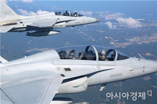 공군이 선발한 제6기 국민 조종사 4명이 21일 국산 전투기 FA-50과 기본훈련기 KT-1를 타고 강원도 평창 상공을 비행하고 있다.(사진=공군 제공) 