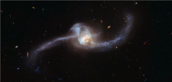 ▲허블우주망원경이 두 개의 은하가 합병되는 마지막 단계를 포착했다.[사진제공=NASA]
