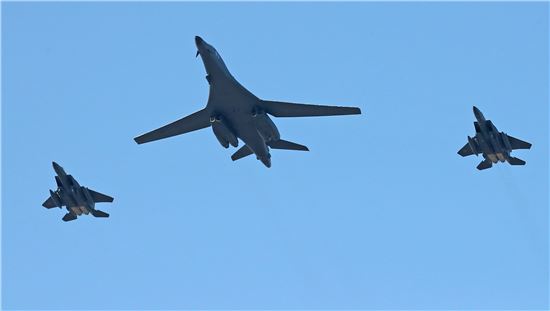 美 B-1B는 서울 상공 출격· 핵항모는 부산 입항…전방위 北 압박