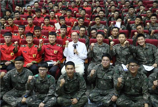 지난 20일 서울 노원구 육군사관학교에서 진행된 '2017 군인의 품격' 첫 번째 공연 '토크&미니 콘서트'에서 개그맨 김영철씨와 군 장병들이 기념사진을 찍고 있다.


