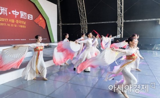 전통공연 선보이는 중국공연팀