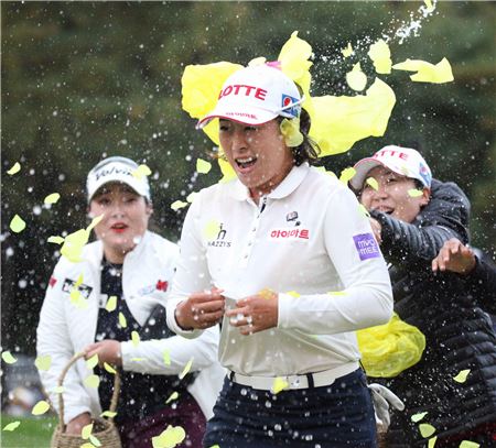 김해림이 KB금융스타챔피언십 우승 직후 동료들로부터 물과 꽃잎 세례를 받고 있다. 사진=KLPGA 