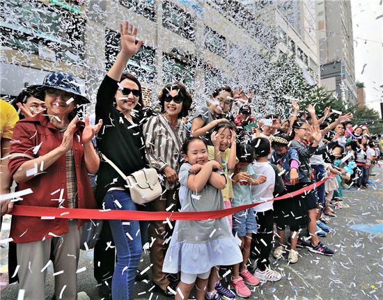 최우수상 '축제속 행복'