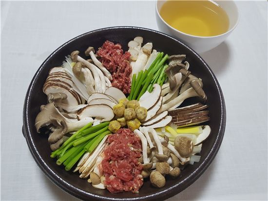 [한국의 맛] 가을의 어느 저녁, 소중한 가족과 같이 먹는 따뜻한 ‘버섯전골’