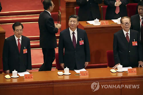 중국의 시진핑(가운데) 국가주석과 장쩌민(오른쪽), 후진타오(왼쪽) 전 국가주석이 18일(현지시간) 베이징 인민대회당에서 열린 제19차 중국 공산당 전국대표회의(당대회) 개막식에 참석, 나란히 단상에 서 있다.(베이징 AP=연합뉴스)