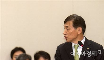 이주열 한국은행 총재가 23일 국회 기획재정위원회 국정감사에 출석해 의원들의 질의에 답하고 있다.(사진=윤동주 기자)