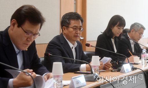 [포토]김동연 경제부총리, 서민금융통합지원센터 방문