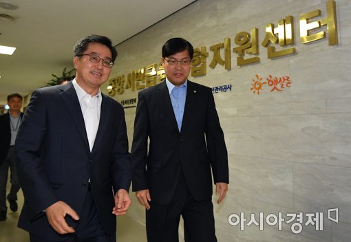 [포토]김동연, 가계부채 대책 발표 앞두고 서민통합금융지원센터 방문