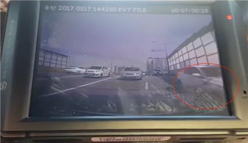 의심 피하려 5명 돌아가며 운전…억대 교통보험사기(서울=연합뉴스) 사진은 A씨 등이 탄 차량이 피해 차량을 들이받는 모습이 담긴 블랙박스 화면. 2017.10.22. [사진제공 : 서울 영등포경찰서]