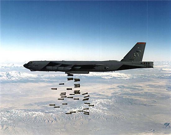 [양낙규의 Defence Club]'김정은 트라우마' 美 B-52H 폭격기 4대 괌 배치