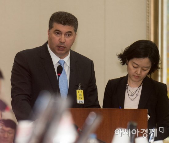 카허 카젬 한국GM 사장(왼쪽)이 지난달 23일 오후 서울 여의도 국회에서 열린 정무위원회의 한국산업은행·중소기업은행에 대한 국정감사에 출석해 답변을 하고 있다. 