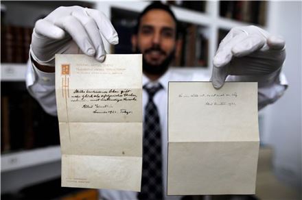 알베르트 아인슈타인이 1922년 일본 도쿄 임페리얼 호텔에서 쓴 메모. 사진=AFP PHOTO(연합)/MENAHEM KAHANA