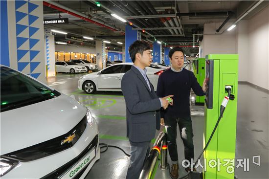 롯데월드타워, 전기車 충전소 124개소 설치…충전·주차 혜택도 