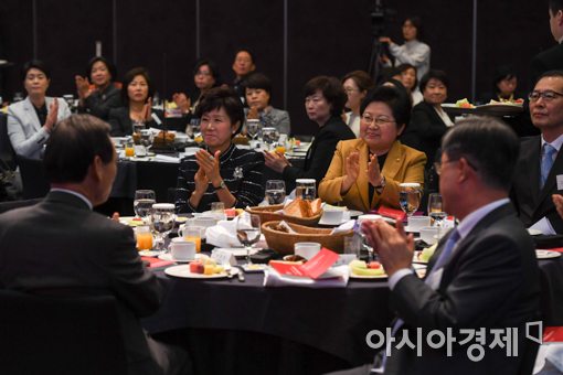 [포토]박수치는 정현백 여가부 장관-손병옥 세계여성이사협회 한국지부 회장