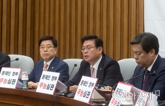 발언하는 정우택 원내대표