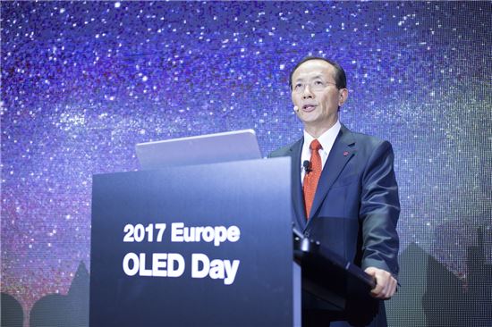 독일 뮌헨에서 열린 '유럽 올레드 데이' 행사에서  LG디스플레이 여상덕 사장이 '올레드가 미래의 디스플레이'라는 주제로 개막연설을 하고 있다.