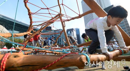 [포토]목재 놀이기구 즐기는 어린이들