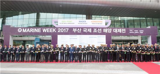 2017 국제해양방위산업전(MADEX 2017)이 엄현성 해군참모총장(왼쪽에서 13번째)이 참석한 가운데 24일 부산 해운대 벡스코 제1전시장에서 개막했다. 
