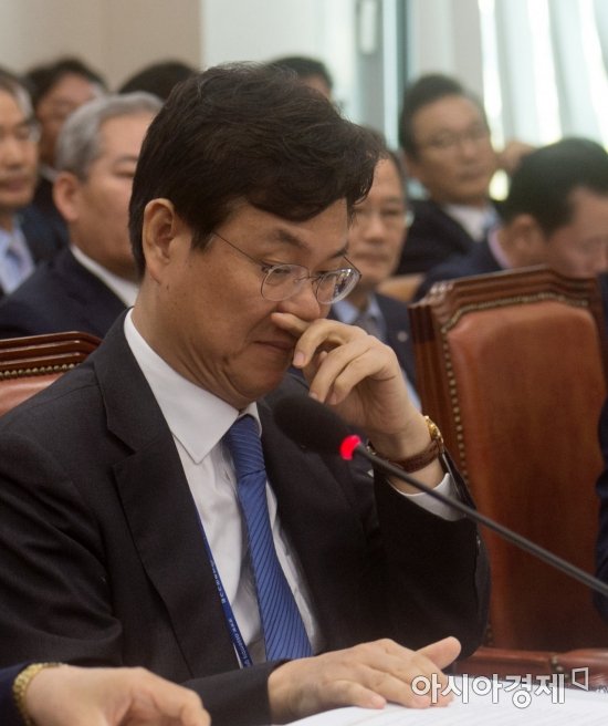 자료확인하는 이관섭 한수원 사장