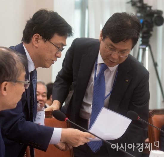 보고받는 이관섭 한수원 사장