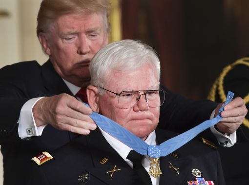 [이미지출처=AP연합뉴스] 도널드 트럼프 미국 대통령이 23일 백악관에서 미국 군인이 받을 수 있는 최고 무공 훈장인 '명예 훈장' 수상자의 목에 메달을 걸어주고 있다. 