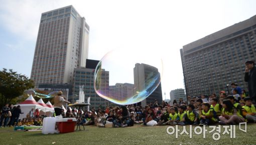 [포토]서울광장서 즐기는 버블쇼 