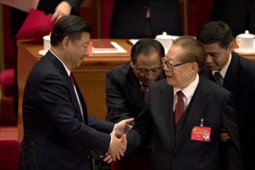 [이미지출처=AP연합뉴스]시진핑 중국 국가 주석과 장쩌민 전 주석이 24일 제19차 중국 공산당 당대회 폐막식에서 악수하고 있다.