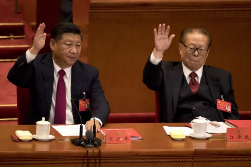 시진핑 중국 국가주석(왼쪽)과 장쩌민 전 주석이 24일(현지시간) 제19차 당대회 폐막식에서 오른손을 들어 안건에 찬성하고 있다. [사진=AP연합]