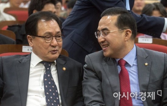 박홍근 의원과 이야기 나누는 유영민 장관