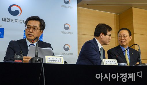 [포토]가계부채 종합대책 발표하는 김동연 경제부총리
