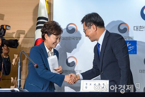 [포토]악수하는 김동연 경제부총리-김현미 국토교통부 장관