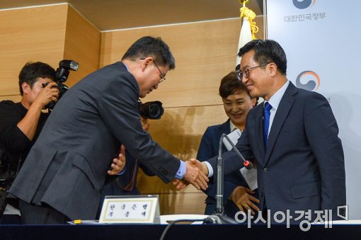 [포토]악수하는 김동연 경제부총리-윤면식 한국은행 부총리