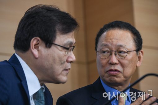 [포토]의견 나누는 최종구 위원장-최흥식 금융감독원장
