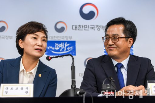 [포토]취재진 질문에 답하는 김현미 국토교통부 장관