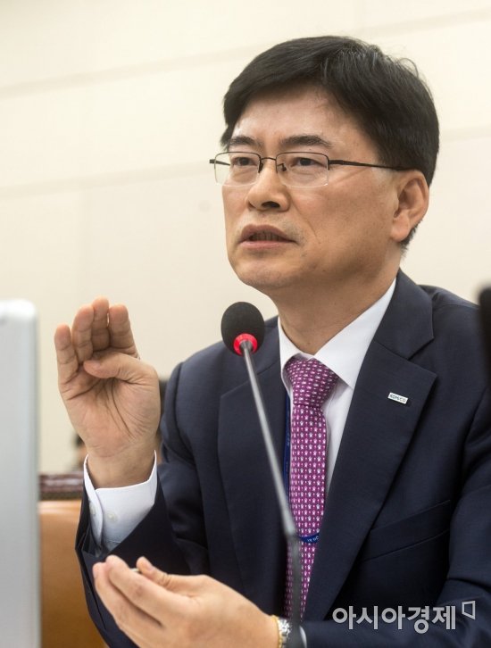 답변하는 김화동 조폐공사 사장