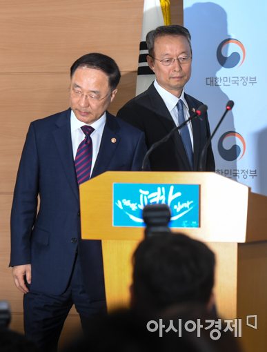 [포토]브리핑실로 들어서는 백운규 장관-홍남기 국무조정실장