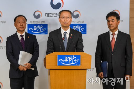 [포토]백운규 장관, 탈원전 로드맵 발표