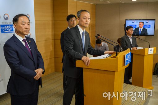 [포토]취재진 질문에 답하는 백운규 산업통상자원부 장관