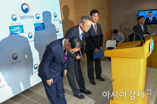 [포토]브리핑 마친 홍남기 국무조정실장-백운규 장관