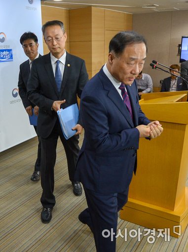 [포토]브리핑실 나서는 홍남기 국무조정실장-백운규 장관