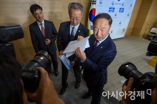 [포토]브리핑실 나서는 홍남기 국무조정실장-백운규 장관-최종배 사무처장