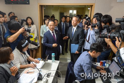 [포토]취재진 질문에 답하는 백운규 산업부 장관