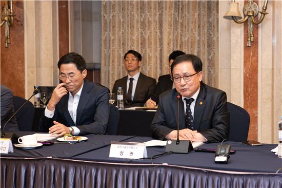 '녹색성장', '창조경제'…前 정권 정책도 필요하다면 지원한다 